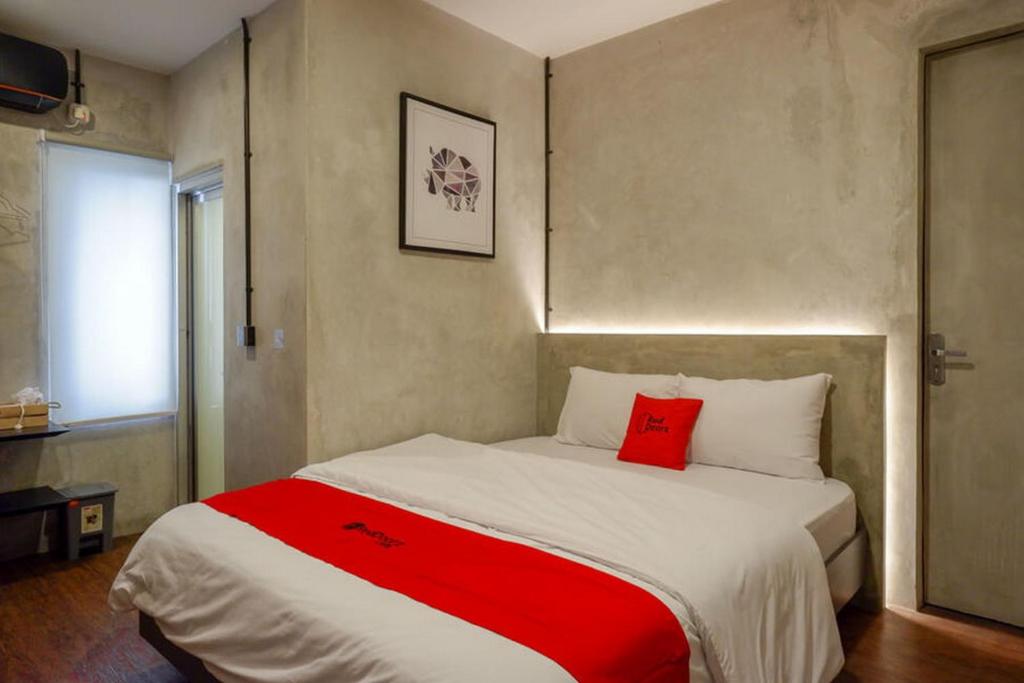 Postel nebo postele na pokoji v ubytování RedDoorz Plus near Kawasan Sam Poo Kong Semarang