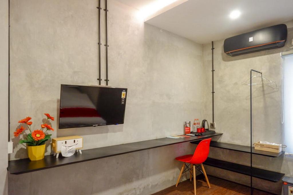 Kuchyň nebo kuchyňský kout v ubytování RedDoorz Plus near Kawasan Sam Poo Kong Semarang
