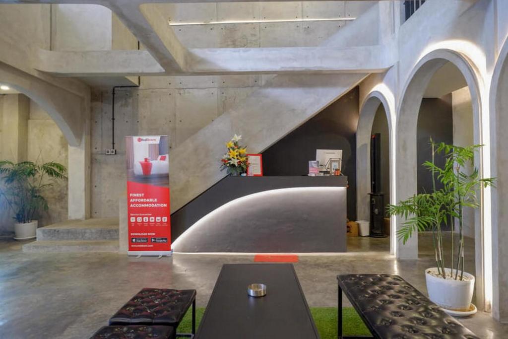 Posezení v ubytování RedDoorz Plus near Kawasan Sam Poo Kong Semarang