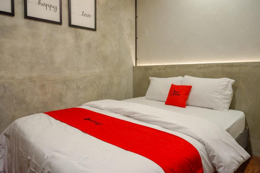 Postel nebo postele na pokoji v ubytování RedDoorz Plus near Kawasan Sam Poo Kong Semarang