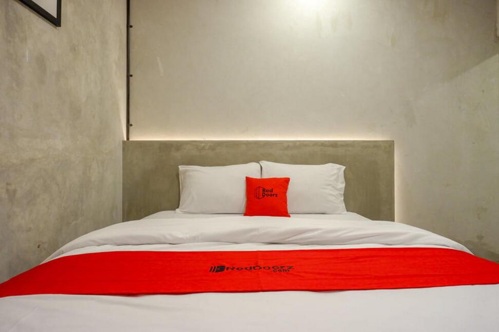 Postel nebo postele na pokoji v ubytování RedDoorz Plus near Kawasan Sam Poo Kong Semarang