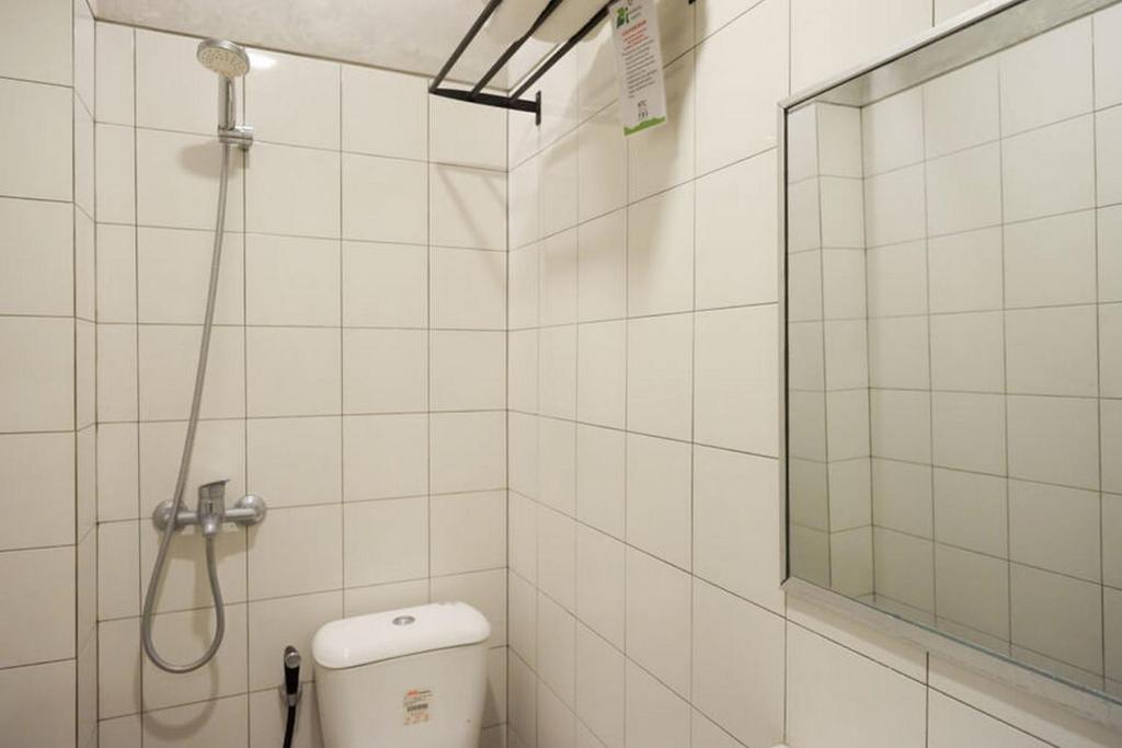 Koupelna v ubytování RedDoorz Plus near Kawasan Sam Poo Kong Semarang