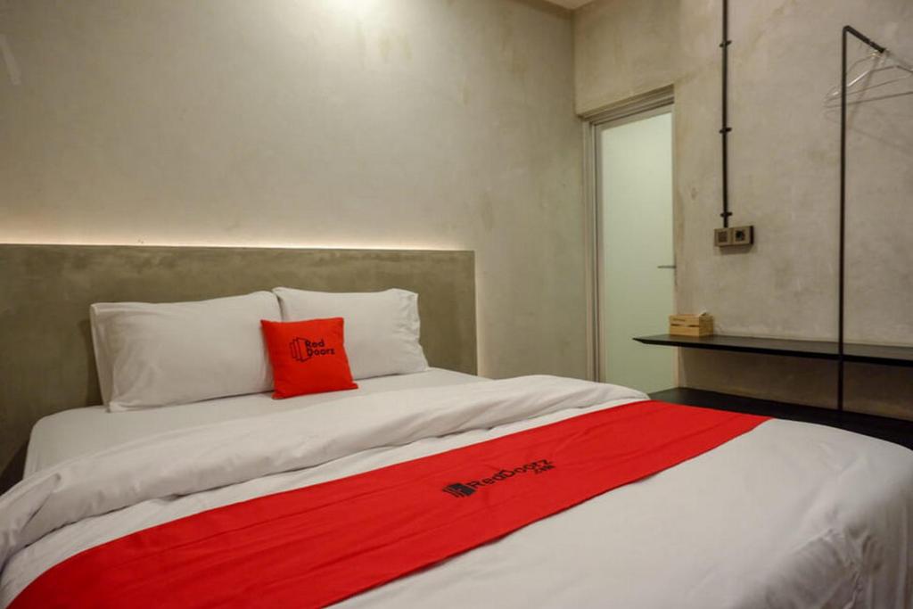 Postel nebo postele na pokoji v ubytování RedDoorz Plus near Kawasan Sam Poo Kong Semarang