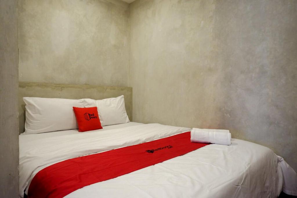 Postel nebo postele na pokoji v ubytování RedDoorz Plus near Kawasan Sam Poo Kong Semarang