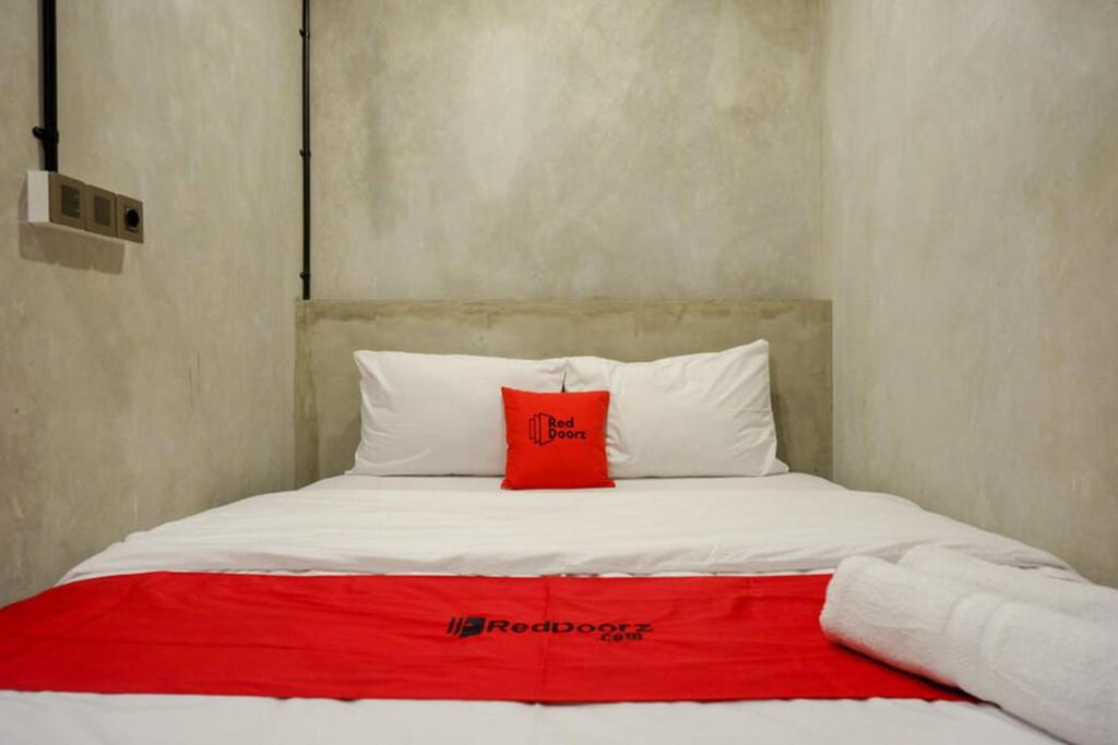 Postel nebo postele na pokoji v ubytování RedDoorz Plus near Kawasan Sam Poo Kong Semarang