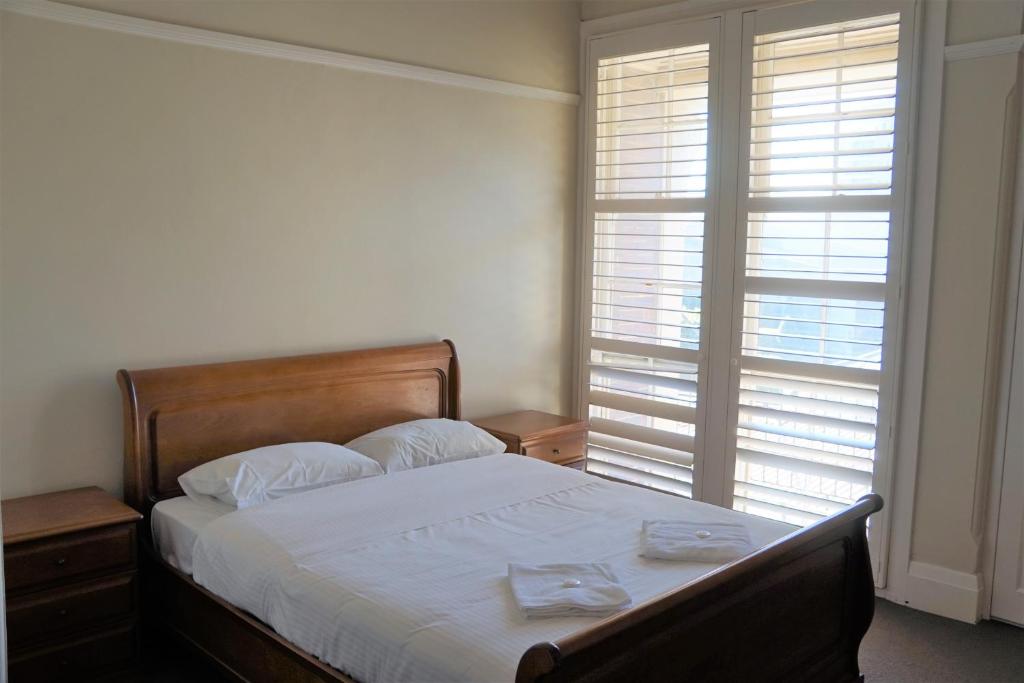 
Queen Room with Shared Bathroom
