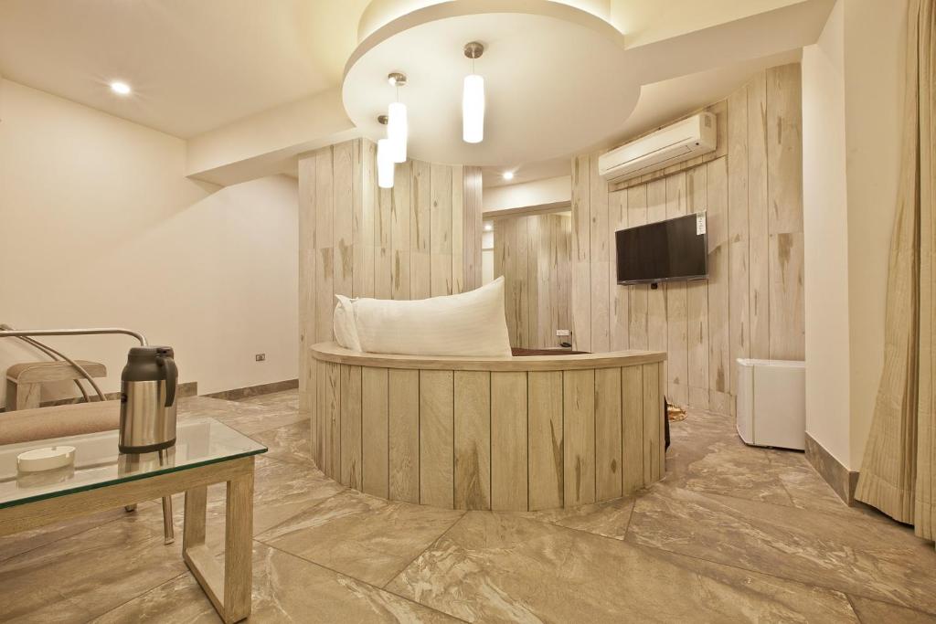 TV a/nebo společenská místnost v ubytování Scenaria Hotel