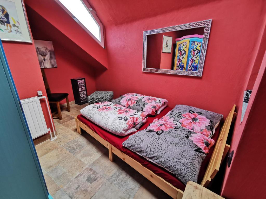 a small room with a bed and a mirror at Ferienwohnung "Kleine Nixe" in Jever