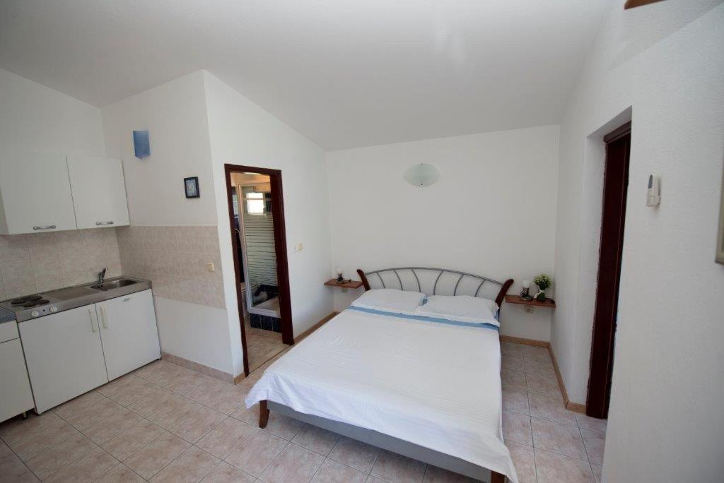 Kuchyňa alebo kuchynka v ubytovaní Apartment in Duce with sea view, balcony, air conditioning, Wi-Fi (132-3)