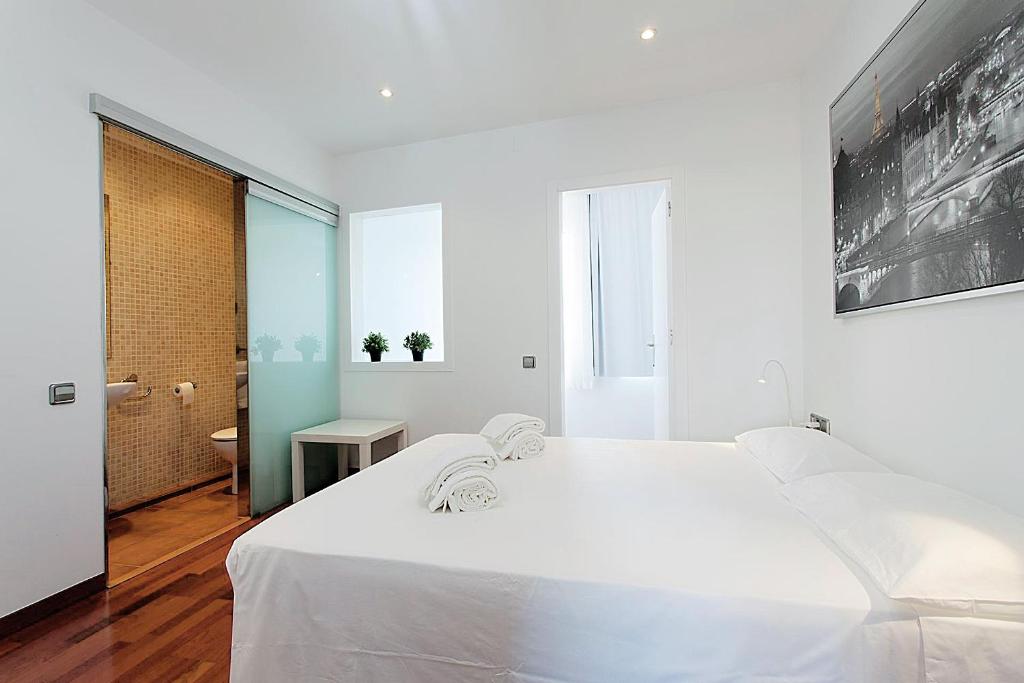 Posteľ alebo postele v izbe v ubytovaní MUN41 · MUN41 - Sagrada Família private terrace apartment