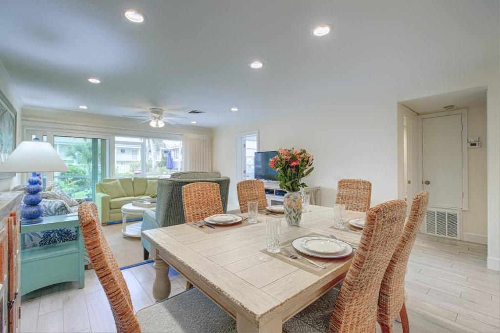a dining room with a wooden table and chairs at Kingston Arms 1st Floor in Sarasota