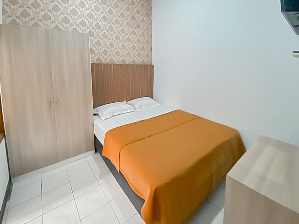 Postel nebo postele na pokoji v ubytování Ultima Syariah Cipanas Garut Mitra RedDoorz