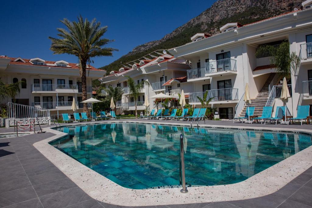 uma piscina em frente a um hotel em Blue Star Hotel em Oludeniz
