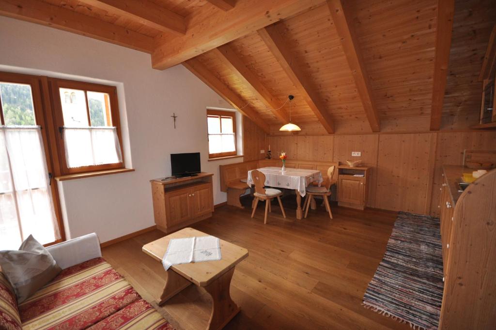多比亞科的住宿－Ansitz Steiner，客厅配有桌子和沙发
