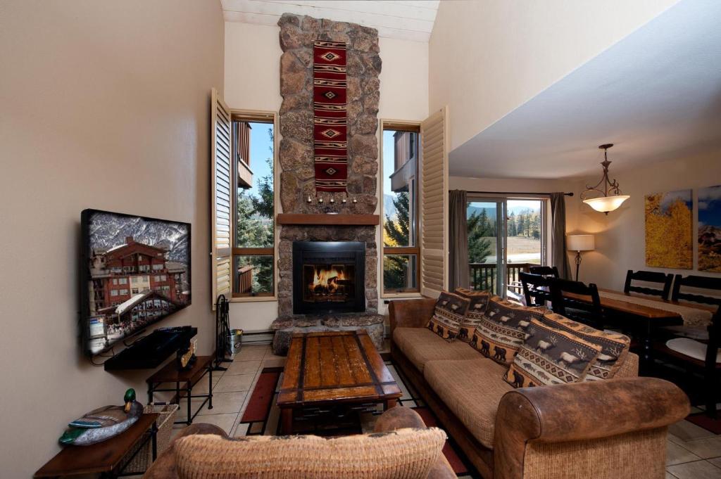 uma sala de estar com lareira numa casa em Cascade Village 22 em Durango Mountain Resort