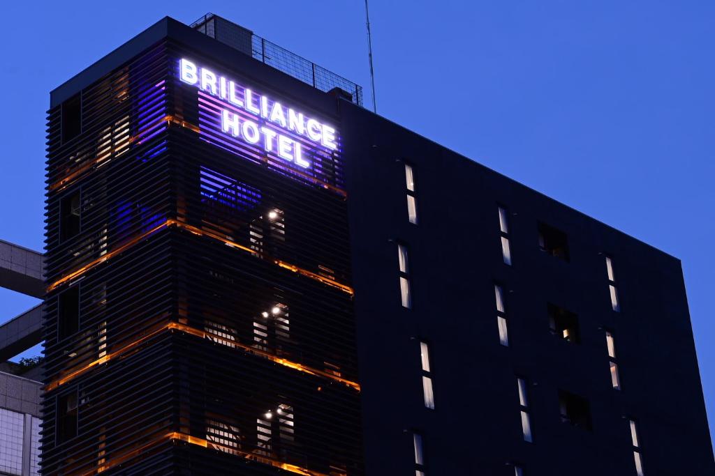 名古屋市にあるBRILLIANCE Hotelの看板付きの建物