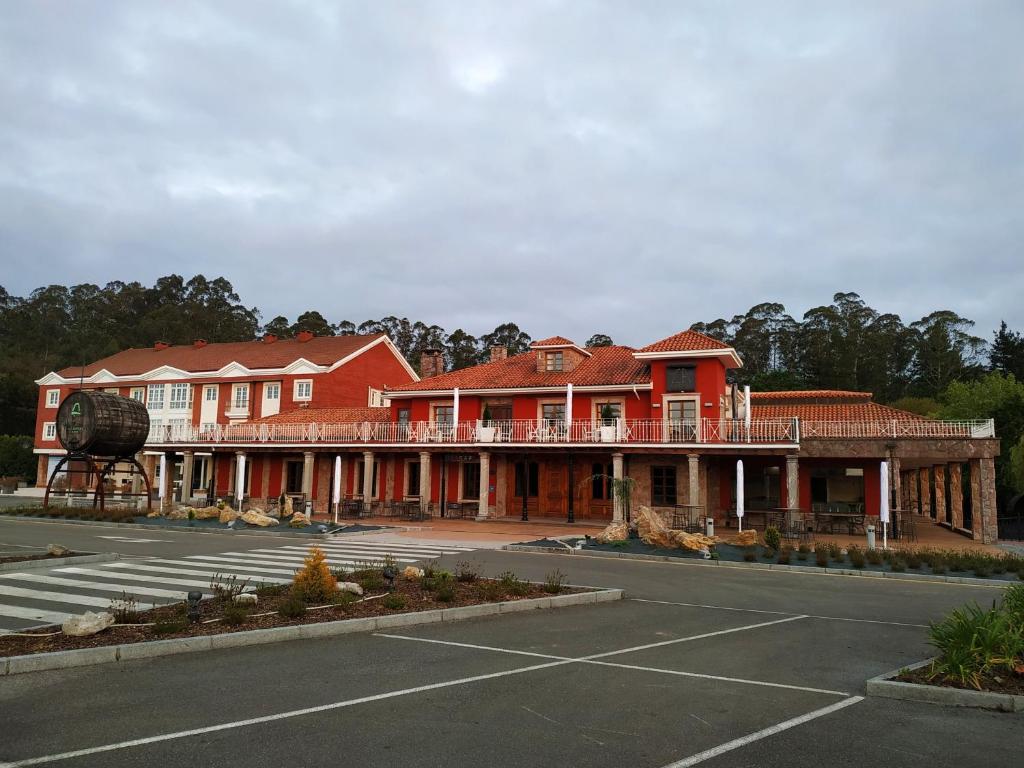 ein leerer Parkplatz vor einem großen Gebäude in der Unterkunft HOTEL LA CAMPANA in Llanera