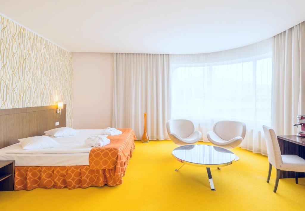 Llit o llits en una habitació de Rija VEF Hotel with FREE Parking