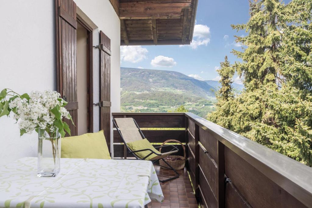 een tafel en stoelen op een balkon met uitzicht bij Ferienwohnung 3 Vikoler in Vols am Schlern