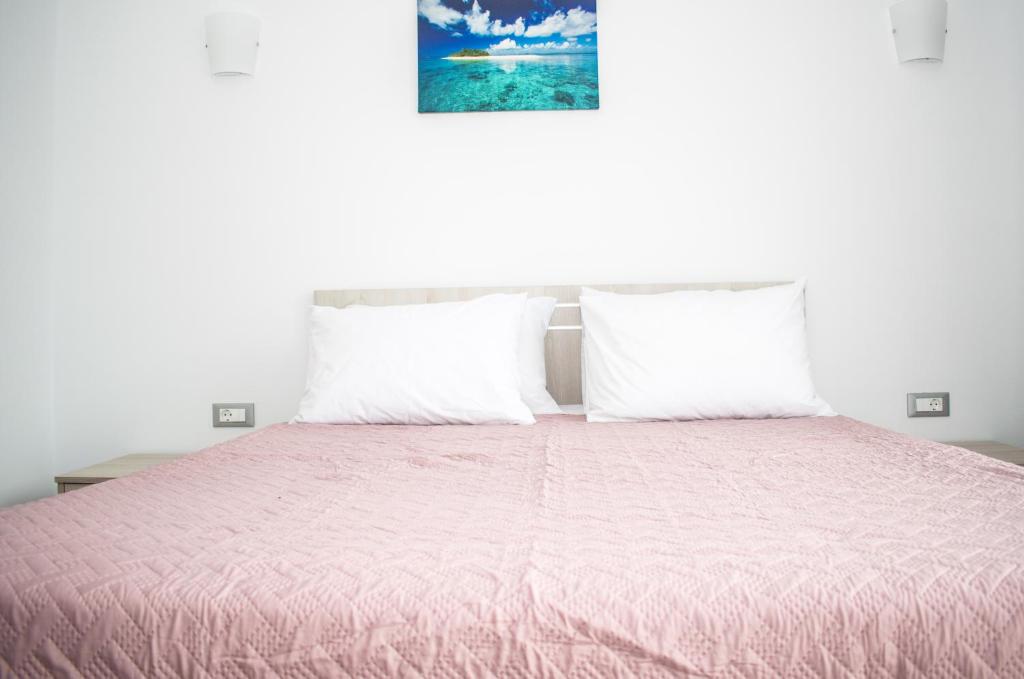 Postel nebo postele na pokoji v ubytování Red Hibiscus Stegna