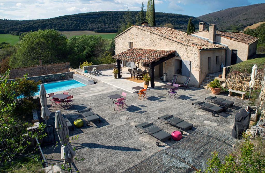 uma vista exterior de uma casa com piscina em Le Clos des Amandiers em Simiane-la-Rotonde