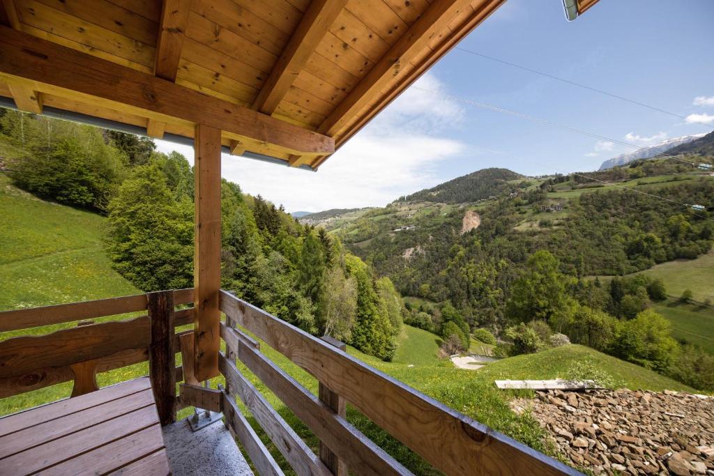 een uitzicht vanaf de veranda van een hut in de bergen bij Tschafon Oberparnaihof in Collepietra