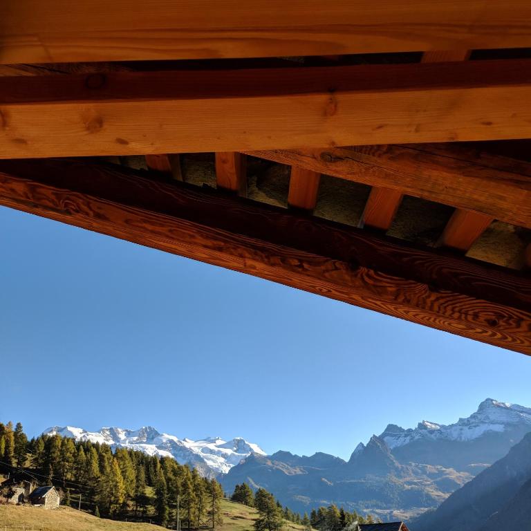Nespecifikovaný výhled na hory nebo výhled na hory při pohledu z hotelu