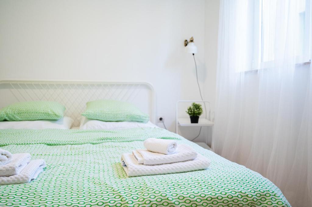 Posteľ alebo postele v izbe v ubytovaní Beachfront apartments Carlo