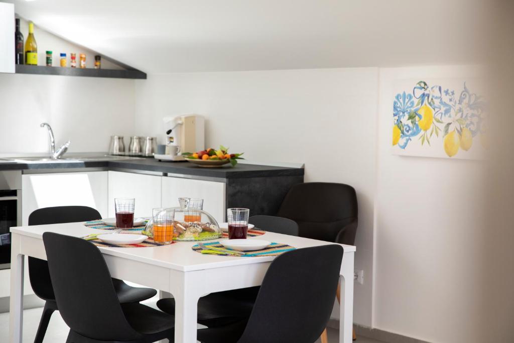 A kitchen or kitchenette at Splendida Villa NATURE- APPARTAMENTO ARANCIO a Scopello - Zingaro