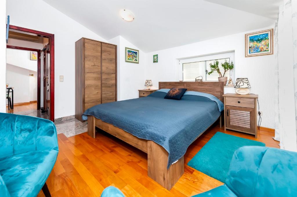 1 dormitorio con 1 cama y 1 sofá azul en Guesthouse Ava en Rovinj
