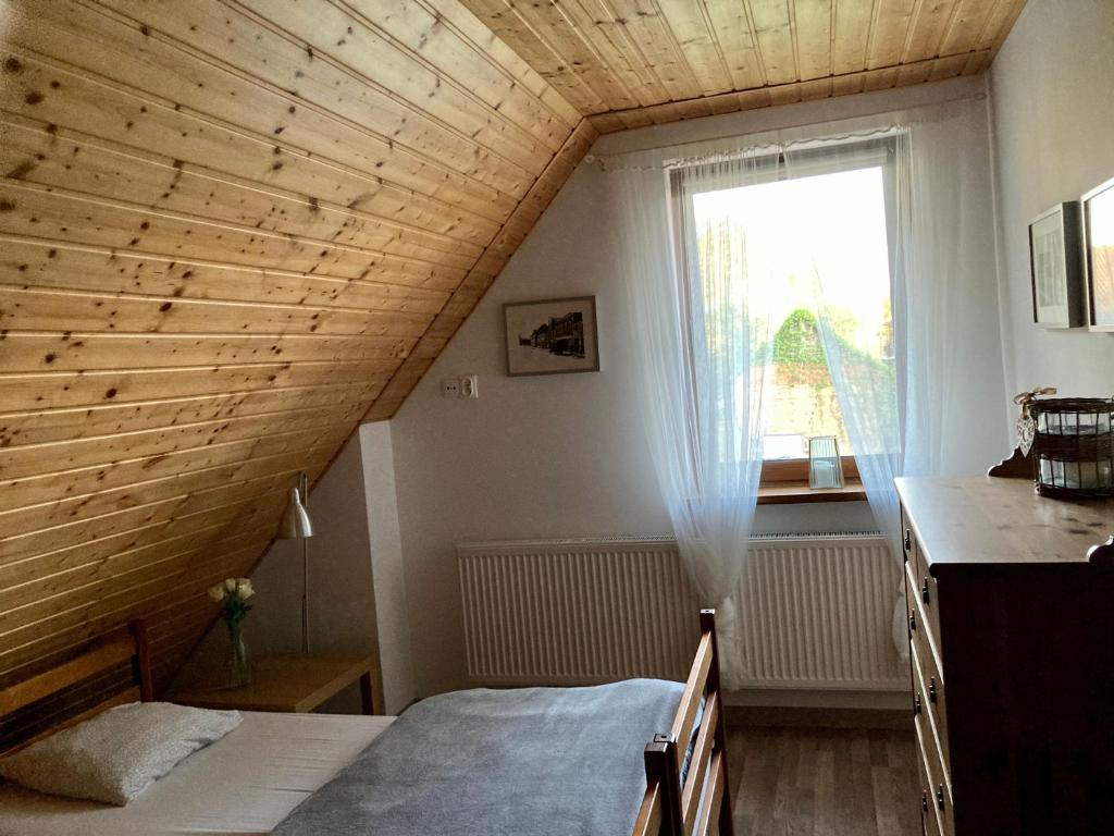 Llit o llits en una habitació de Osada Laskowo, Ośrodek Laskowo domki nad jeziorem