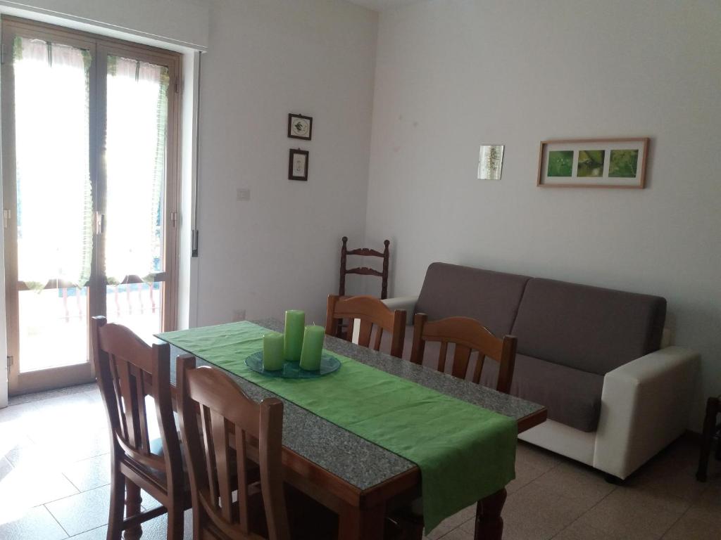 - un salon avec une table et un canapé dans l'établissement Casa Fronte Gole Alcantara, à Motta Camastra
