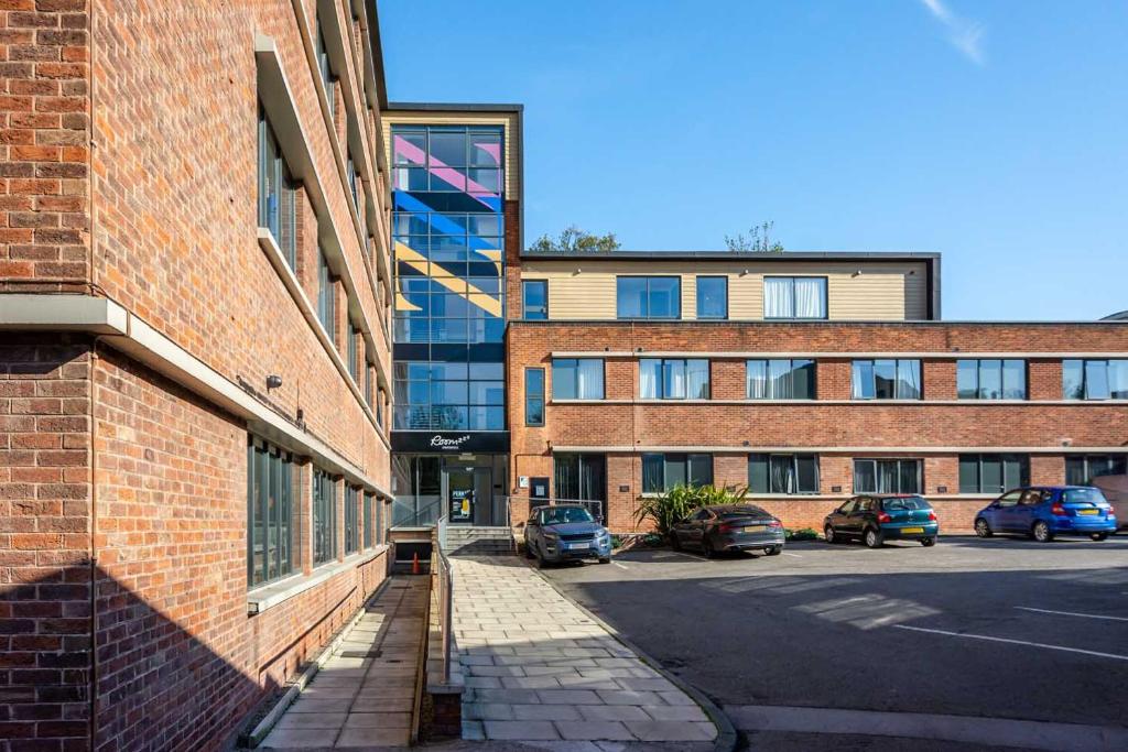 Roomzzz Chester City - Resim 15