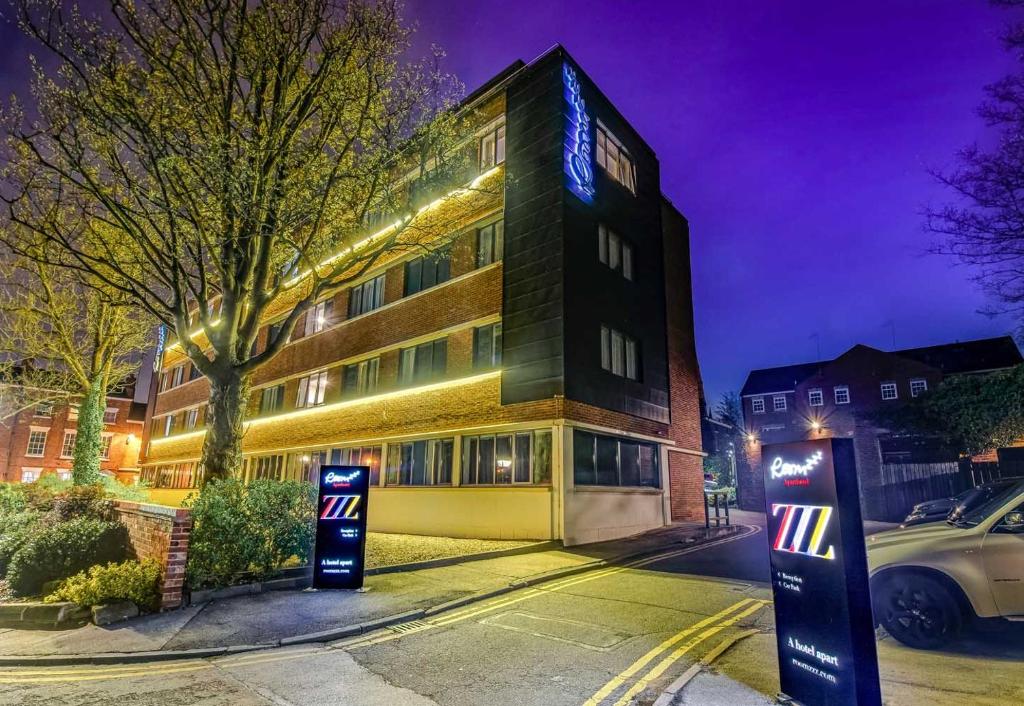 Roomzzz Chester City - Resim 14