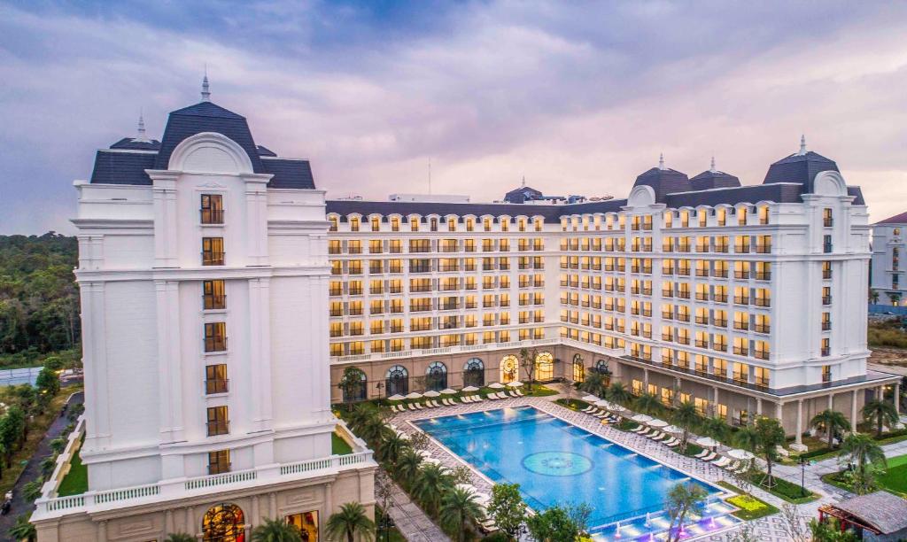 un gran edificio con una gran piscina frente a él en Vinholidays Fiesta Phu Quoc, en Phu Quoc