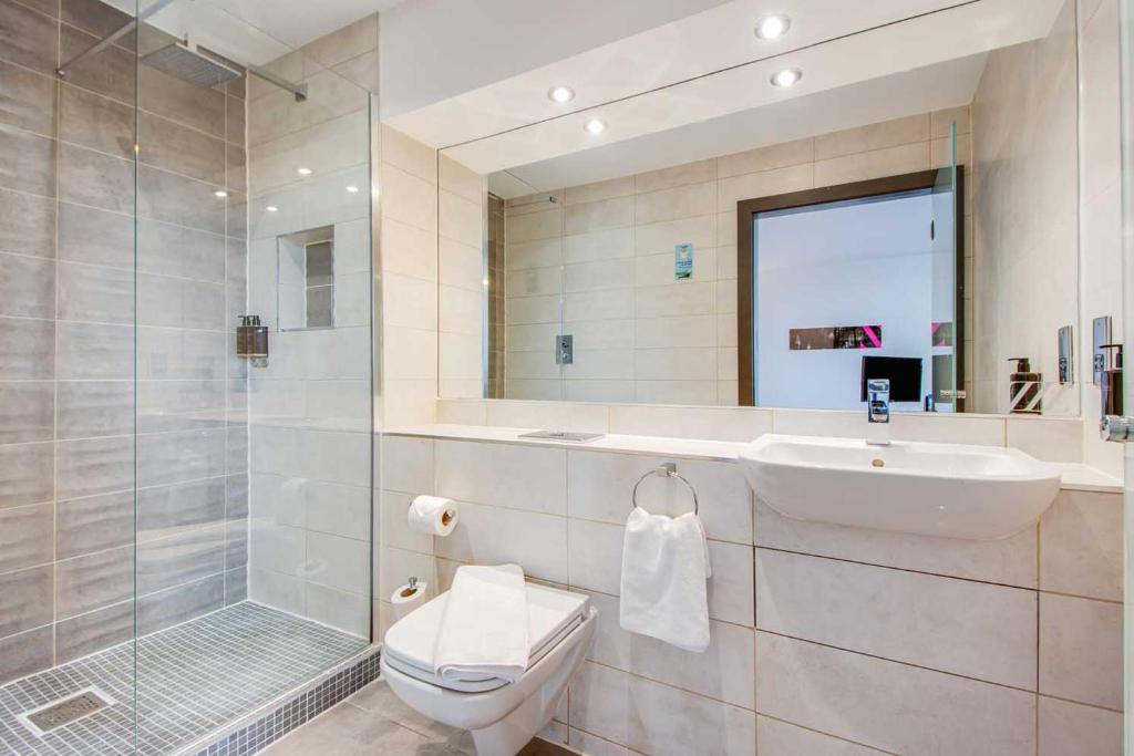 Roomzzz Chester City - Resim 21