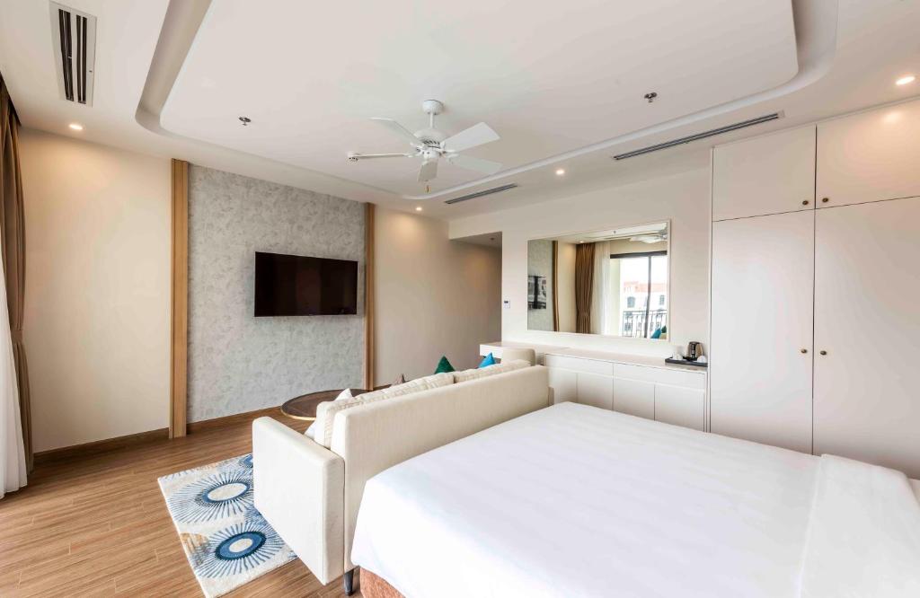 Studio Suite King Bed - VinWonders & Safari Ticket