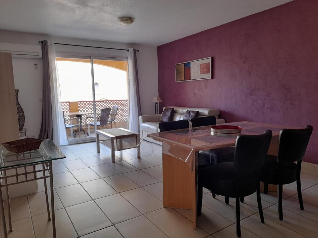 un salon avec un canapé et une table dans l'établissement Magnifique T2 au cœur d'un joli village de vacance Sierra. N 244, à Canet