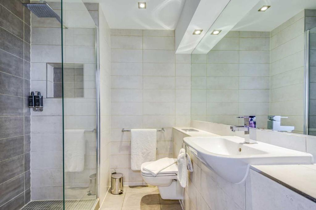 Roomzzz Chester City - Resim 24