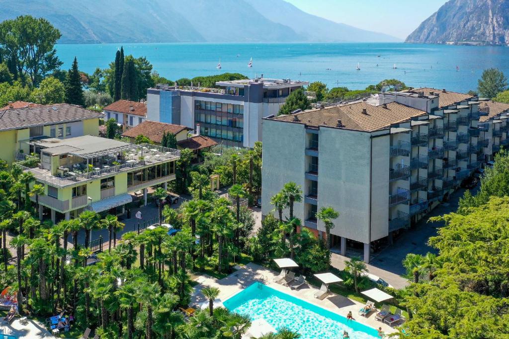 einen Luftblick auf ein Resort mit einem Pool in der Unterkunft Hotel Venezia in Riva del Garda