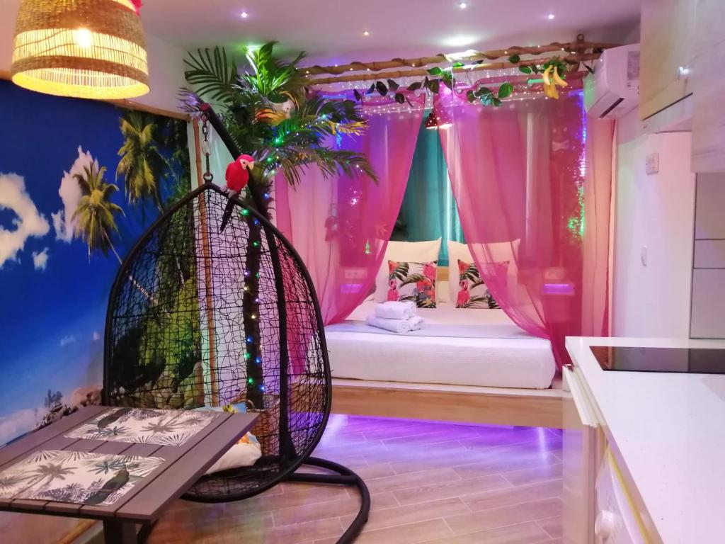 een kamer met een vogelkooi en een bed bij Wonder Paradisio Studio Nerja in Nerja