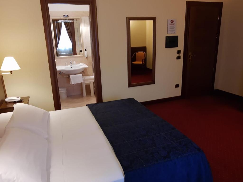 Postel nebo postele na pokoji v ubytování Hotel Antiche Terme Benevento