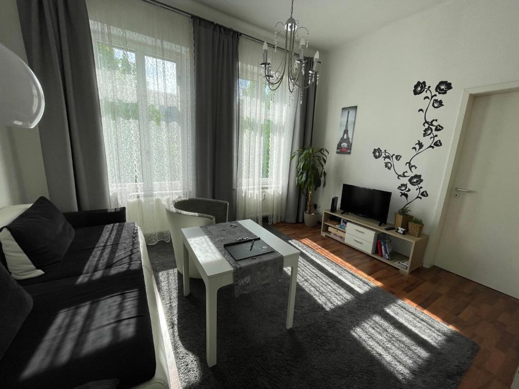 a living room with a couch and a table at LE-Citywohnung-II in Leipzig