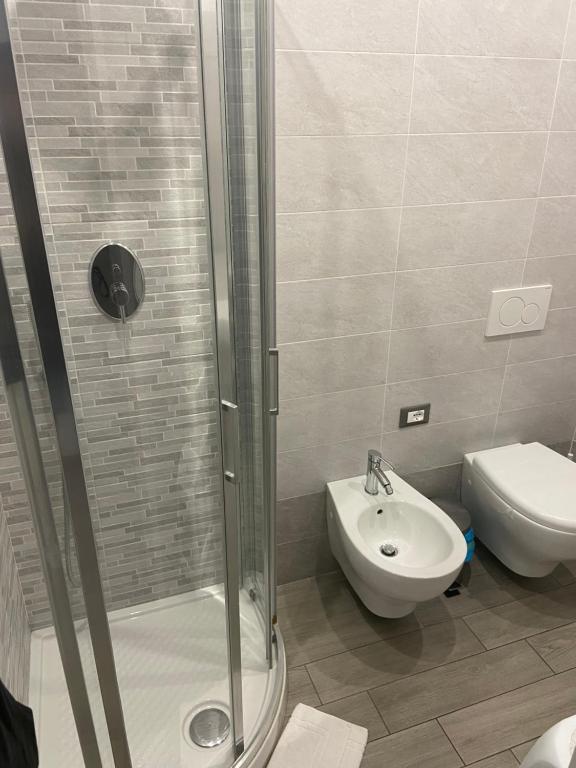łazienka z prysznicem, toaletą i umywalką w obiekcie Albergo Aduepassi & Servizio Bike Shuttle w mieście Finale Ligure