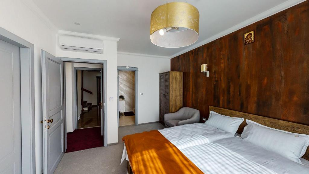 Un pat sau paturi într-o cameră la HOTEL ANGEL SOFIA