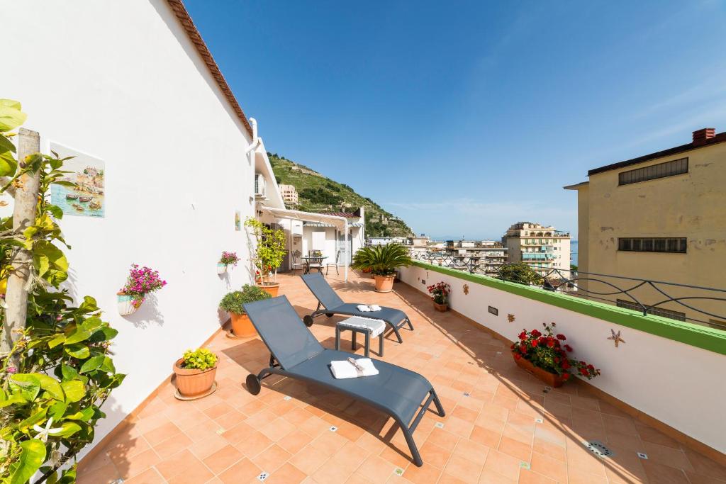 einen Balkon mit 2 Stühlen und einem Tisch in der Unterkunft Casa Vacanza Paradiso in Maiori