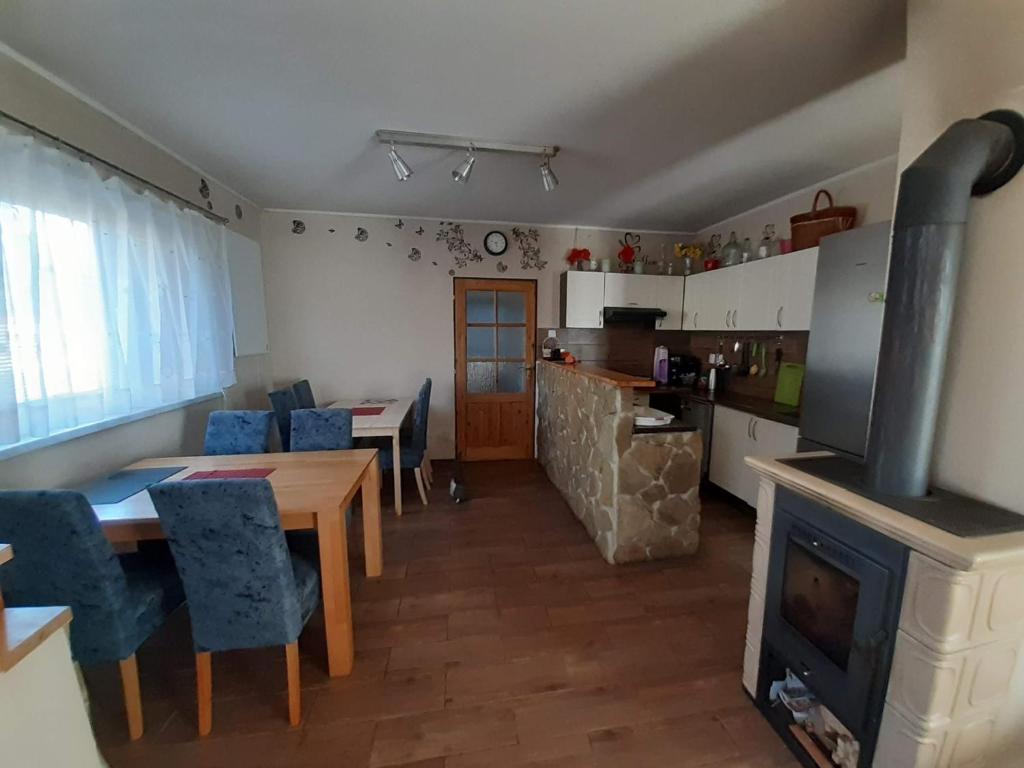 eine Küche und ein Esszimmer mit einem Tisch und einem Kamin in der Unterkunft Ubytování v soukromí in Dobré Pole