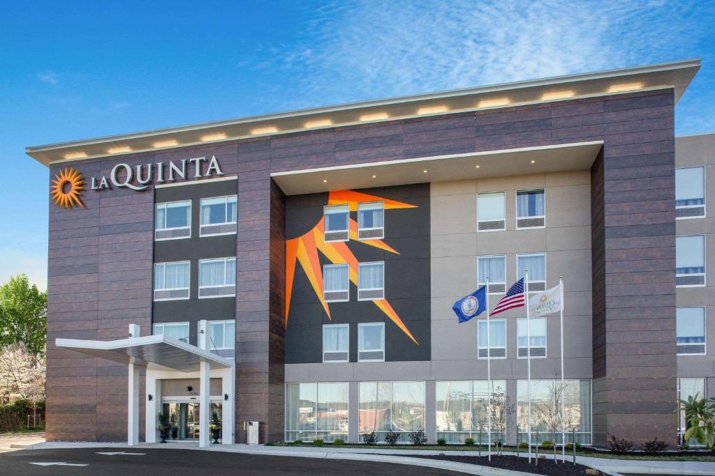 La Quinta Inn & Suites by Wyndham Manassas, VA- Dulles Airport في ماناساس: فندق فيه لوحة جدارية على الواجهه