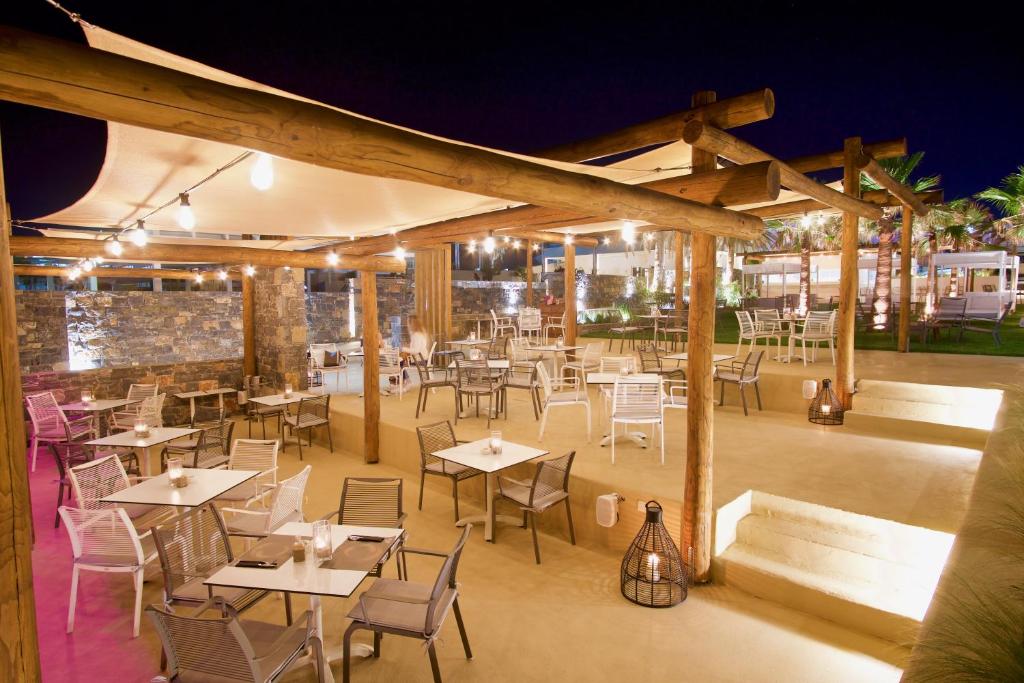 Restaurace v ubytování Enorme Ammos Beach Resort