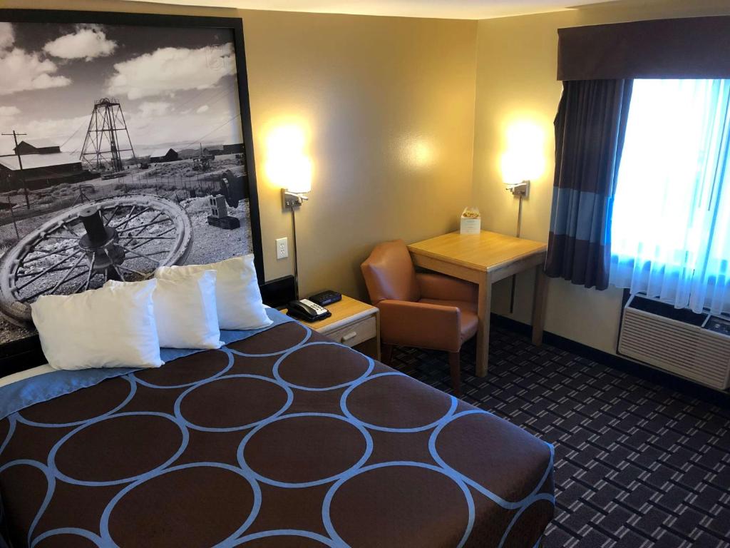 Postel nebo postele na pokoji v ubytování Super 8 by Wyndham Carson City Lake Tahoe